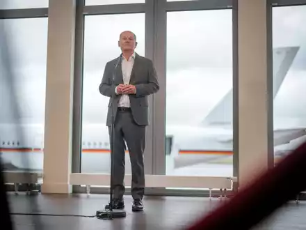 Bundeskanzler Olaf Scholz saß im Flieger nach Rio, als die Entscheidung der USA bekannt wurde. - Foto: Kay Nietfeld/dpa