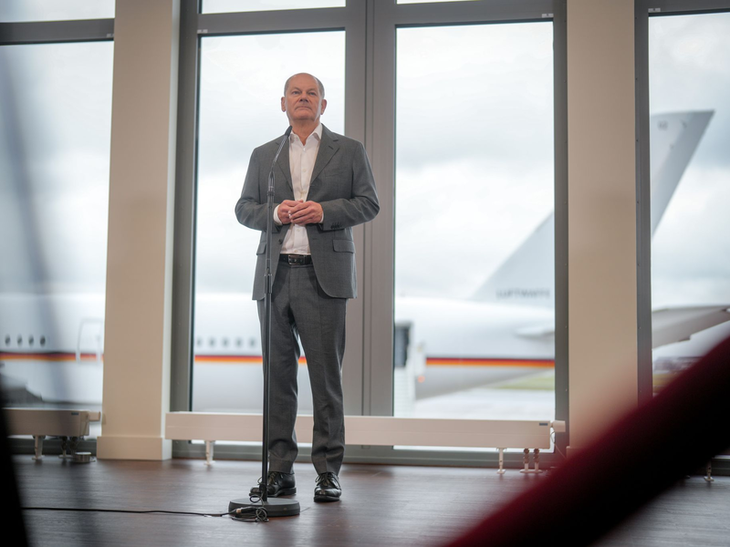 Bundeskanzler Olaf Scholz saß im Flieger nach Rio, als die Entscheidung der USA bekannt wurde. - Foto: Kay Nietfeld/dpa