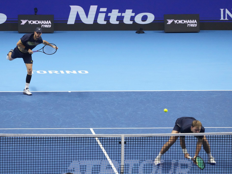 Kevin Krawietz (l) und Tim Pütz (r) wollen von Turin weiter nach Malaga zum Davis Cup reisen. - Foto: Antonio Calanni/AP/dpa