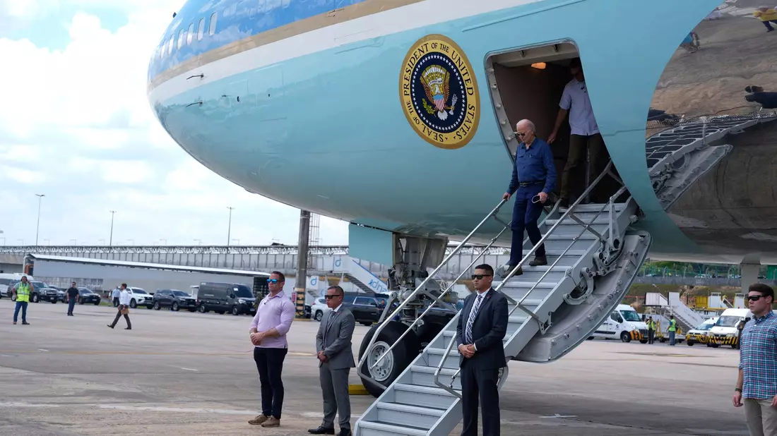 Biden landet auf den Flughafen von Manaus. - Bild: Manuel Balce Ceneta/AP/dpa