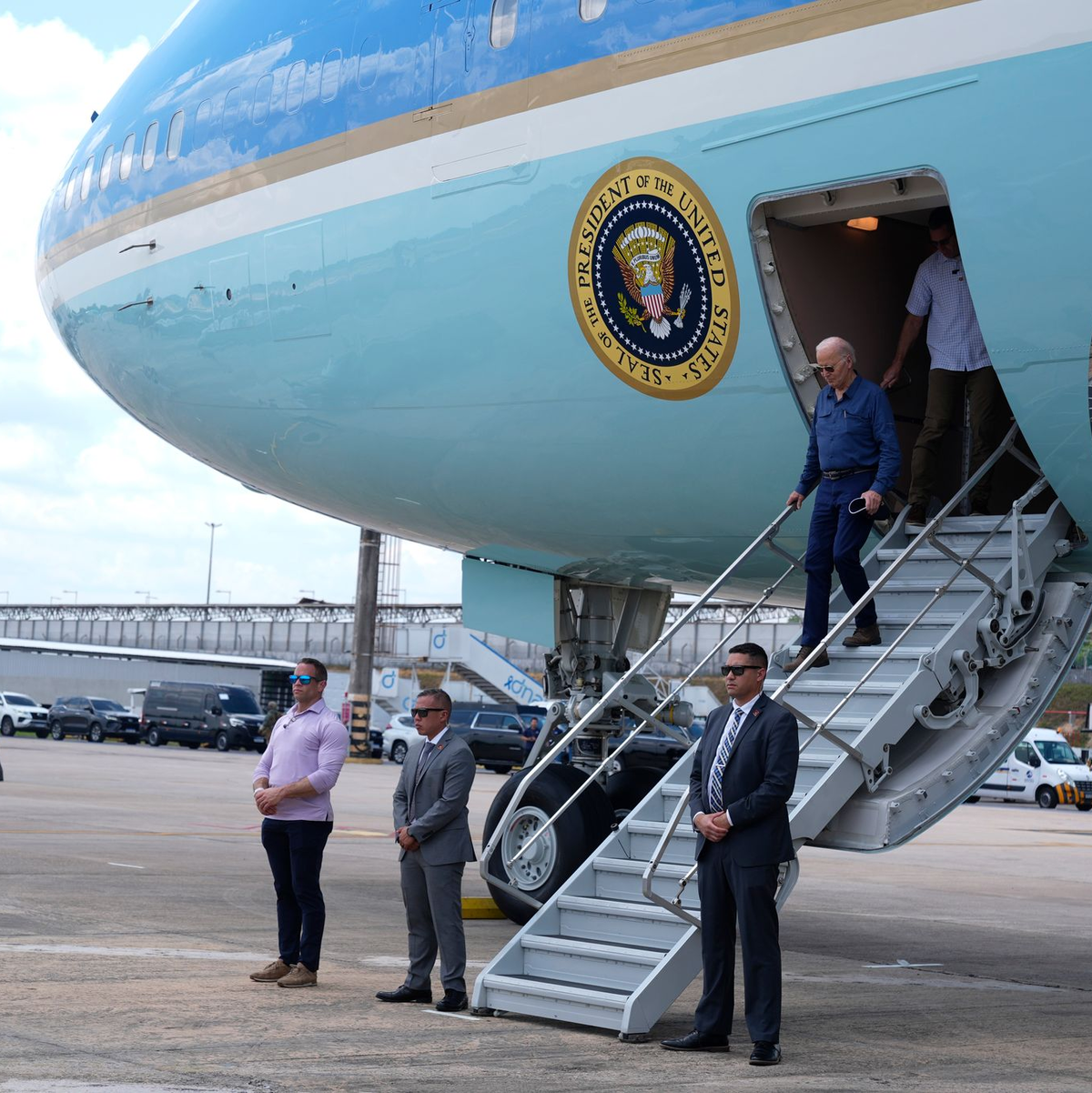 Biden landet auf den Flughafen von Manaus. - Foto: Manuel Balce Ceneta/AP/dpa