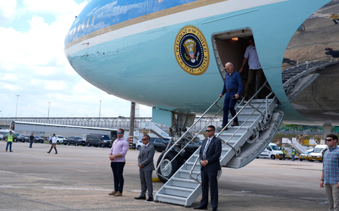 Biden landet auf den Flughafen von Manaus. - Foto: Manuel Balce Ceneta/AP/dpa