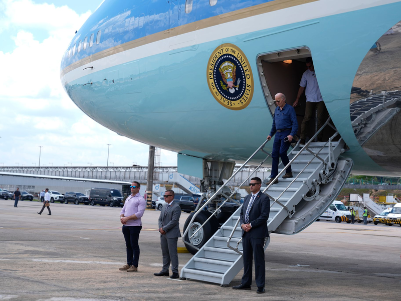 Biden landet auf den Flughafen von Manaus. - Foto: Manuel Balce Ceneta/AP/dpa