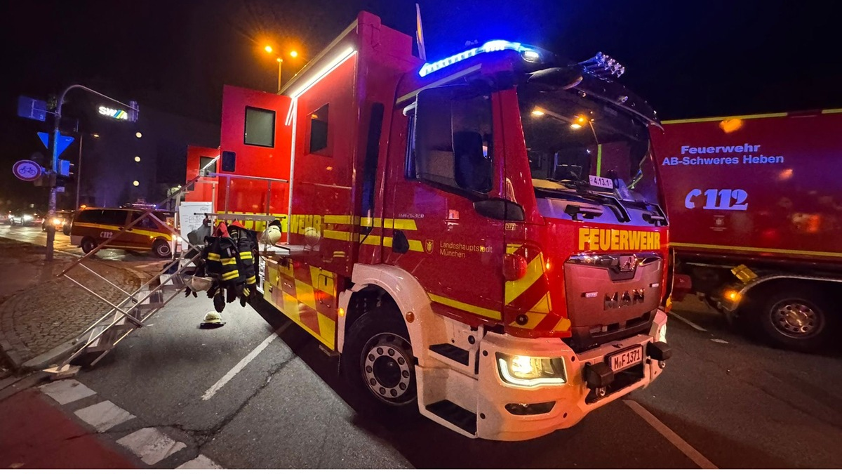 FW-M: Aufwendige Löscharbeiten bei Dachstuhlbrand (Sendling) - Foto: presseportal.de