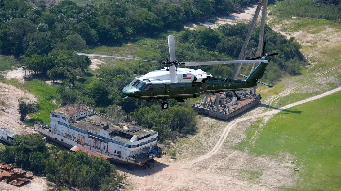 Biden schaut sich den Amazonas aus der Luft an. - Bild: Manuel Balce Ceneta/AP