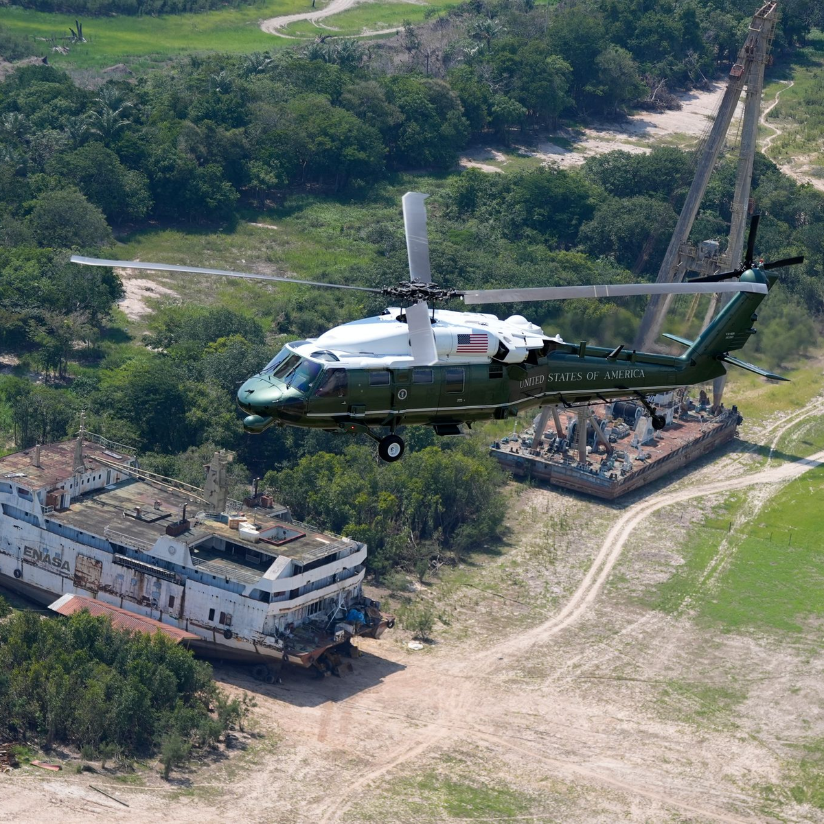 Biden schaut sich den Amazonas aus der Luft an. - Foto: Manuel Balce Ceneta/AP