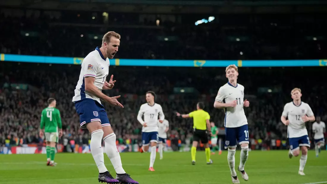 Harry Kane führt England zum Sieg gegen Irland. - Bild: Kin Cheung/AP/dpa