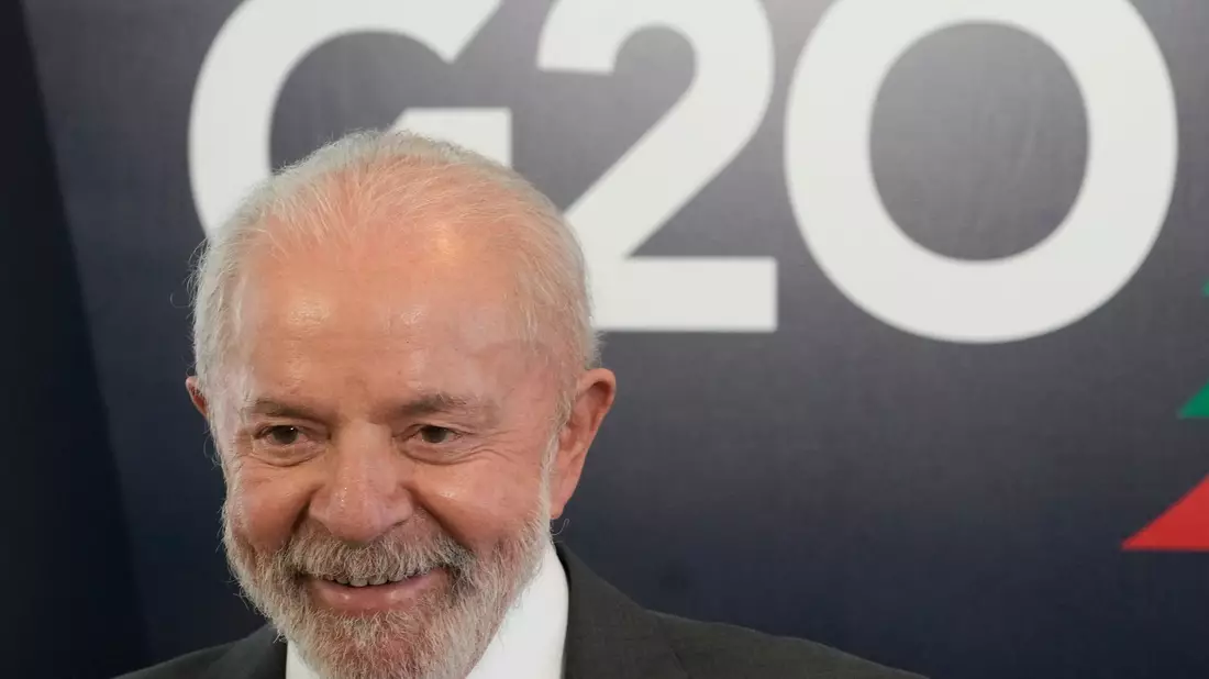 EU-Kommissionspräsidentin von der Leyen will Lulas Allianz gegen Hunger und Armut unterstützen. - Bild: Eraldo Peres/AP/dpa