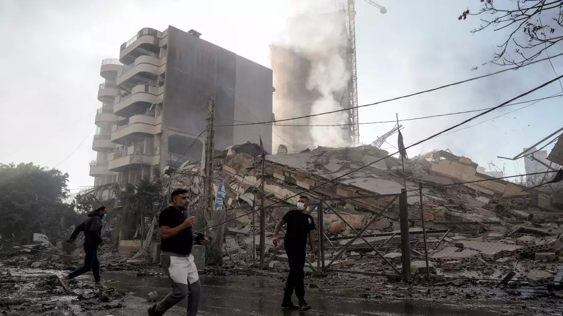 Die israelische Luftwaffe griff Beirut in mehreren Wellen an. - Bild: Bilal Hussein/AP/dpa
