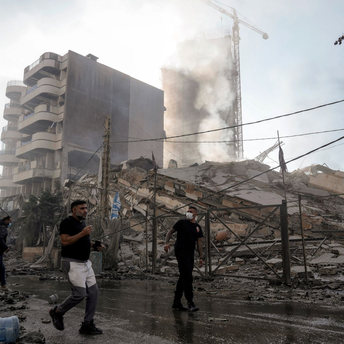 Die israelische Luftwaffe griff Beirut in mehreren Wellen an. - Foto: Bilal Hussein/AP/dpa