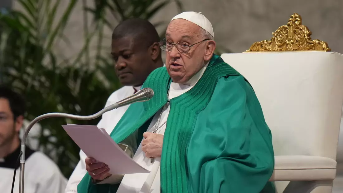 Papst Franziskus hat eine Untersuchung des Völkermordvorwurfs gegen Israel wegen der Kriegsführung im Gazastreifen gefordert. - Bild: Alessandra Tarantino/AP/dpa