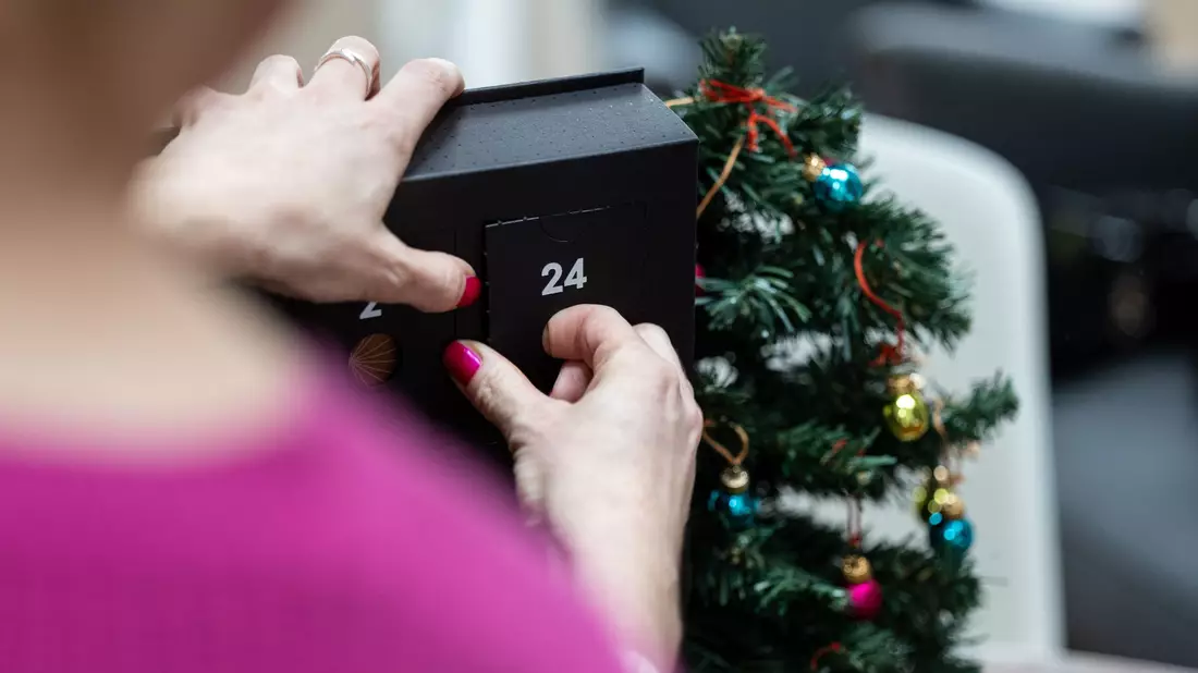 Schicke Verpackung, edler Inhalt: Für Adventskalender kann man locker mehrere Hundert Euro ausgeben.  - Bild: Hannes P. Albert/dpa