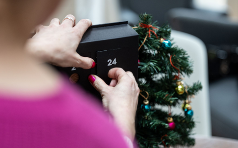 Schicke Verpackung, edler Inhalt: Für Adventskalender kann man locker mehrere Hundert Euro ausgeben. - Foto: Hannes P. Albert/dpa Schicke Verpackung, edler Inhalt: Für Adventskalender kann man locker mehrere Hundert Euro ausgeben. - Foto: Hannes P. Albert/dpa