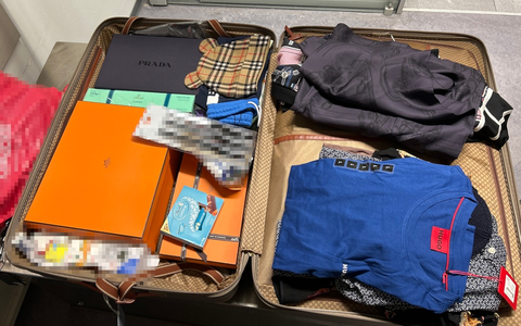 ZOLL-S: Luxusgüter für Russland vom Zoll gestoppt / Luxusgüter im Wert von 126.000 Euro wurden bei zwei Reisenden nach Russland am Stuttgarter Flughafen sichergestellt. - Foto: presseportal.de