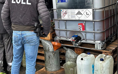 ZOLL-M: Schmieröl als Dieselkraftstoff verkauft. - Foto: presseportal.de