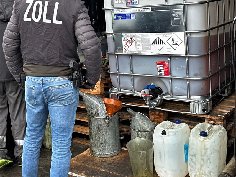 ZOLL-M: Schmieröl als Dieselkraftstoff verkauft. - Foto: presseportal.de