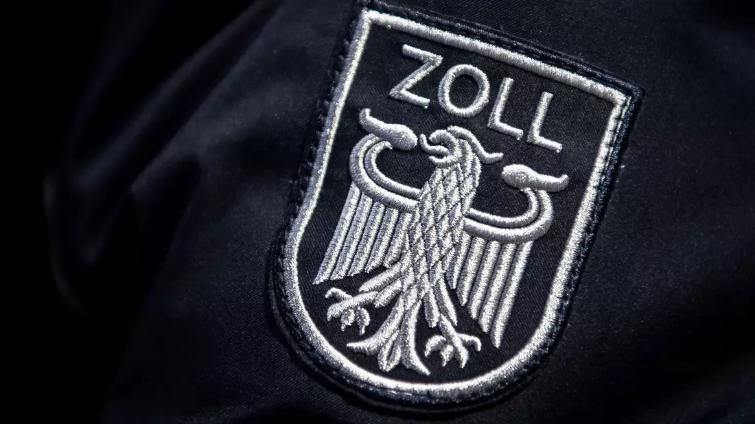 230 Zollfahnderinnen und Zollfahnder waren bei einer Razzia wegen mutmaßlichen Millionenbetrugs beim Dieselverkauf im Einsatz. (Symbolbild) - Bild: Sina Schuldt/dpa