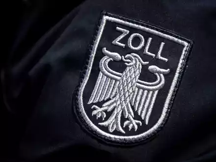 230 Zollfahnderinnen und Zollfahnder waren bei einer Razzia wegen mutmaßlichen Millionenbetrugs beim Dieselverkauf im Einsatz. (Symbolbild) - Foto: Sina Schuldt/dpa