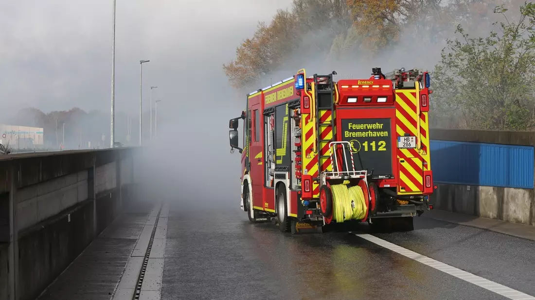FW Bremerhaven: Positive Bilanz - Feuerwehr Bremerhaven trainiert Ernstfall im Hafentunnel - Bild: presseportal.de