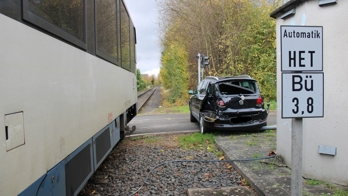 POL-DN: Pkw von Zug erfasst - Foto: presseportal.de