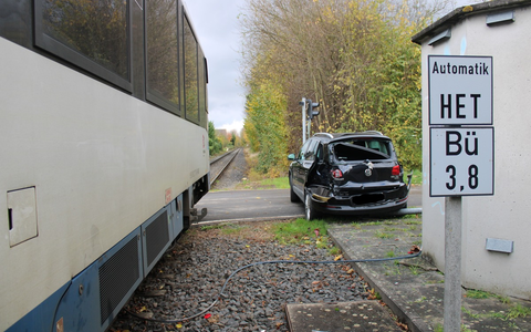POL-DN: Pkw von Zug erfasst - Foto: presseportal.de