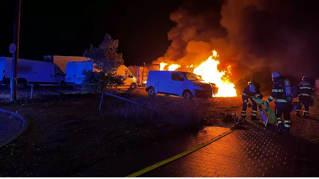 FW-M: Mehrere Fahrzeuge durch Brand zerstört (Freiham) - Bild: presseportal.de
