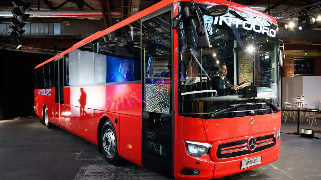 Der nächste große Meilenstein ist nach Angaben von Till Oberwörder, Vorstandsvorsitzender Daimler Buses, dann die Elektrifizierung des Reisebussegments.  - Bild: Bernd von Jutrczenka/dpa
