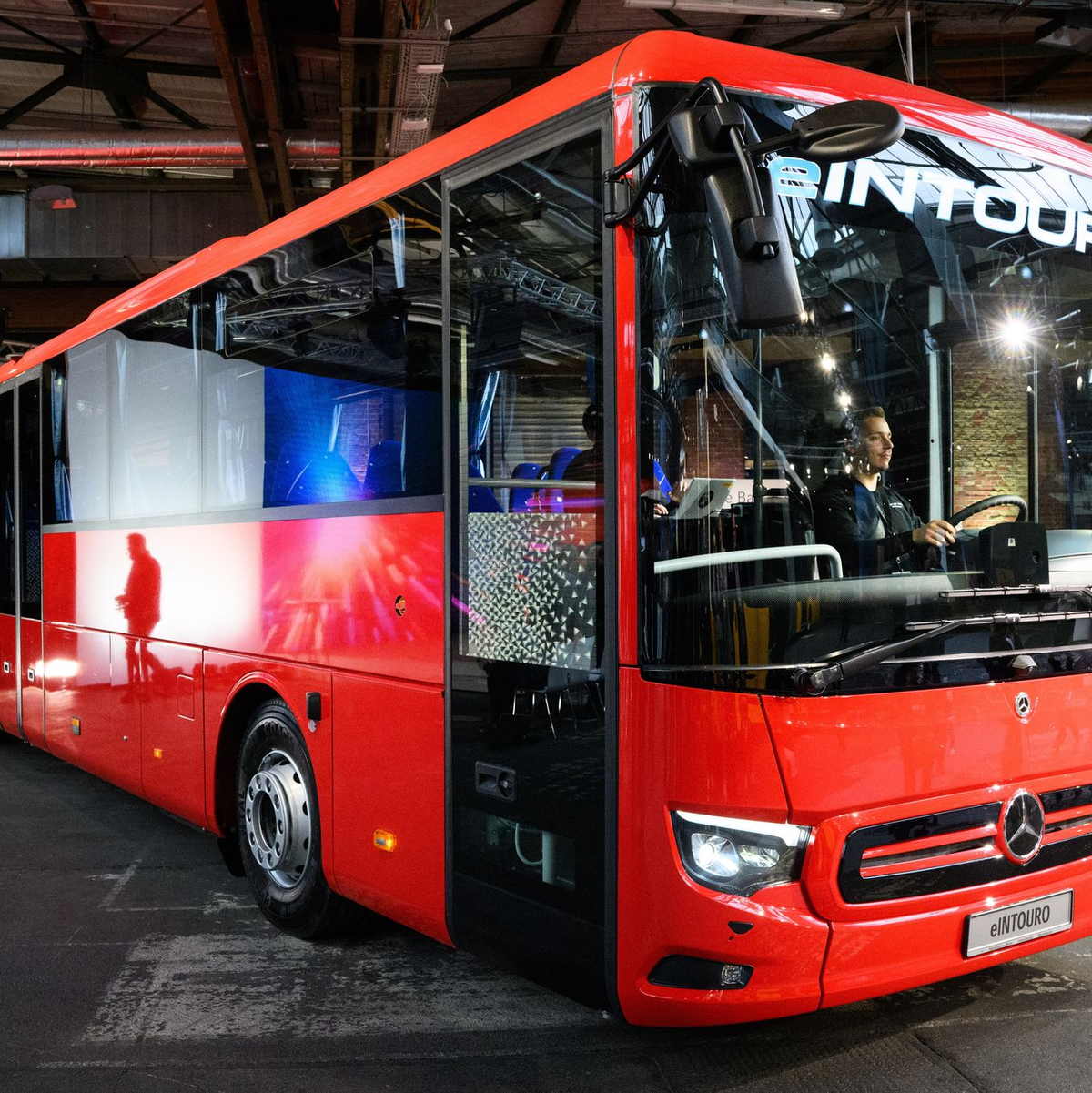 Der nächste große Meilenstein ist nach Angaben von Till Oberwörder, Vorstandsvorsitzender Daimler Buses, dann die Elektrifizierung des Reisebussegments.  - Foto: Bernd von Jutrczenka/dpa