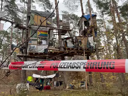 Die Polizei hat sich auf die Räumung des Protestcamps gegen Tesla in Grünheide vorbereitet und entschied am Vormittag, die Besetzung der Umweltaktivsiten im Wald aufzulösen.  - Foto: Lutz Deckwerth/dpa