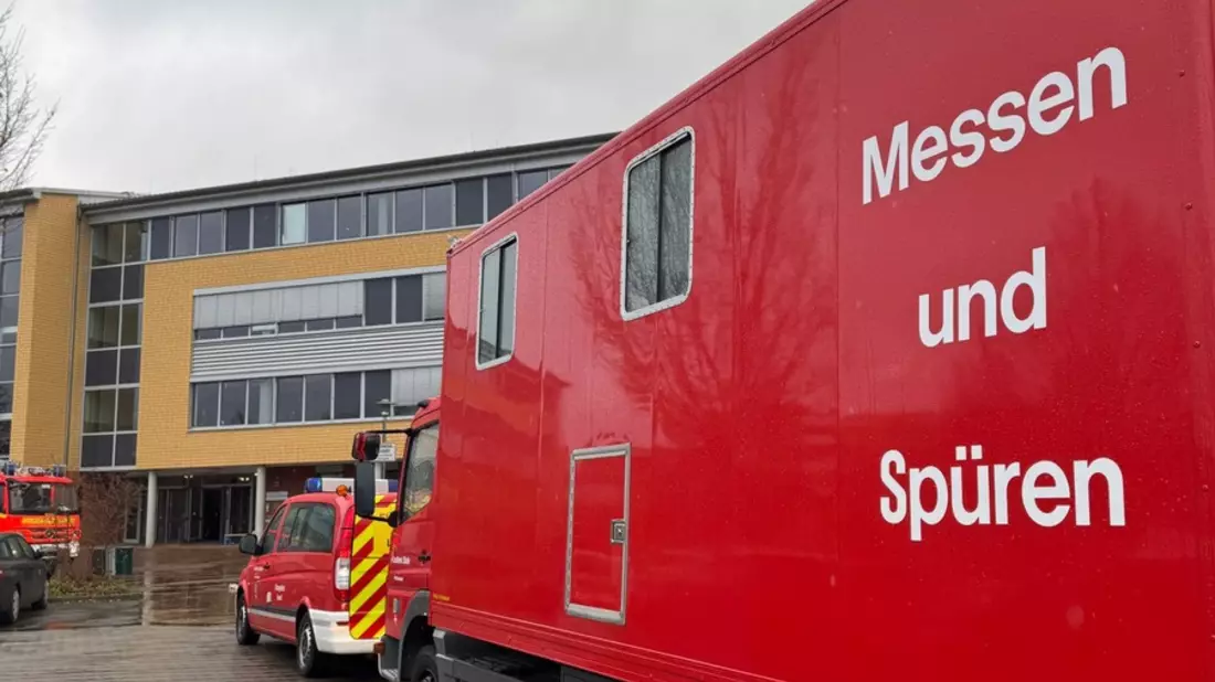POL-STD: Großeinsatz von Feuerwehr und Rettungsdienst an Stader Berufsschule - insgesamt 61 Personen durch Reizstoff verletzt, Baucontainer in Grünendeich aufgebrochen und Werkzeug entwendet - Bild: presseportal.de