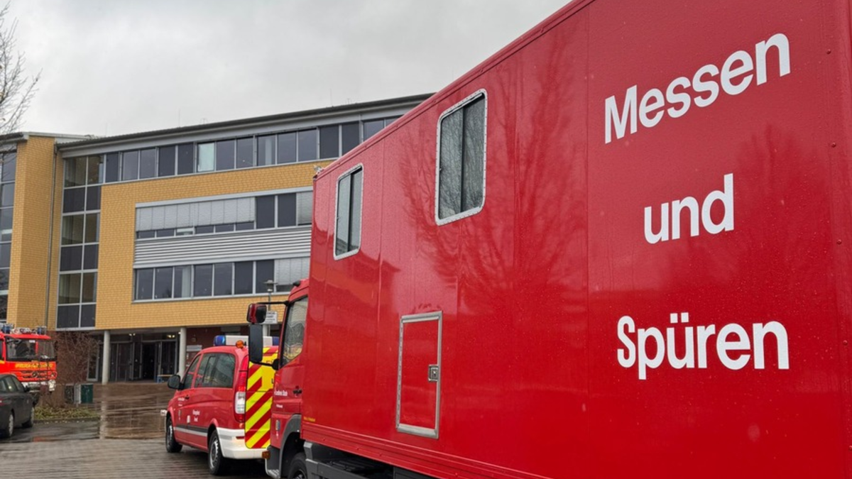 POL-STD: Großeinsatz von Feuerwehr und Rettungsdienst an Stader Berufsschule - insgesamt 61 Personen durch Reizstoff verletzt, Baucontainer in Grünendeich aufgebrochen und Werkzeug entwendet - Foto: presseportal.de