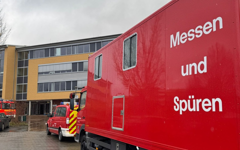POL-STD: Großeinsatz von Feuerwehr und Rettungsdienst an Stader Berufsschule - insgesamt 61 Personen durch Reizstoff verletzt, Baucontainer in Grünendeich aufgebrochen und Werkzeug entwendet - Foto: presseportal.de POL-STD: Großeinsatz von Feuerwehr und Rettungsdienst an Stader Berufsschule - insgesamt 61 Personen durch Reizstoff verletzt, Baucontainer in Grünendeich aufgebrochen und Werkzeug entwendet - Foto: presseportal.de