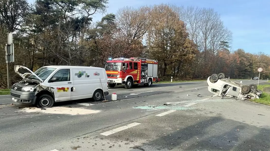 FW Hünxe: Pkw überschlagen - Eine verletzte Person nach Verkehrsunfall - Bild: presseportal.de