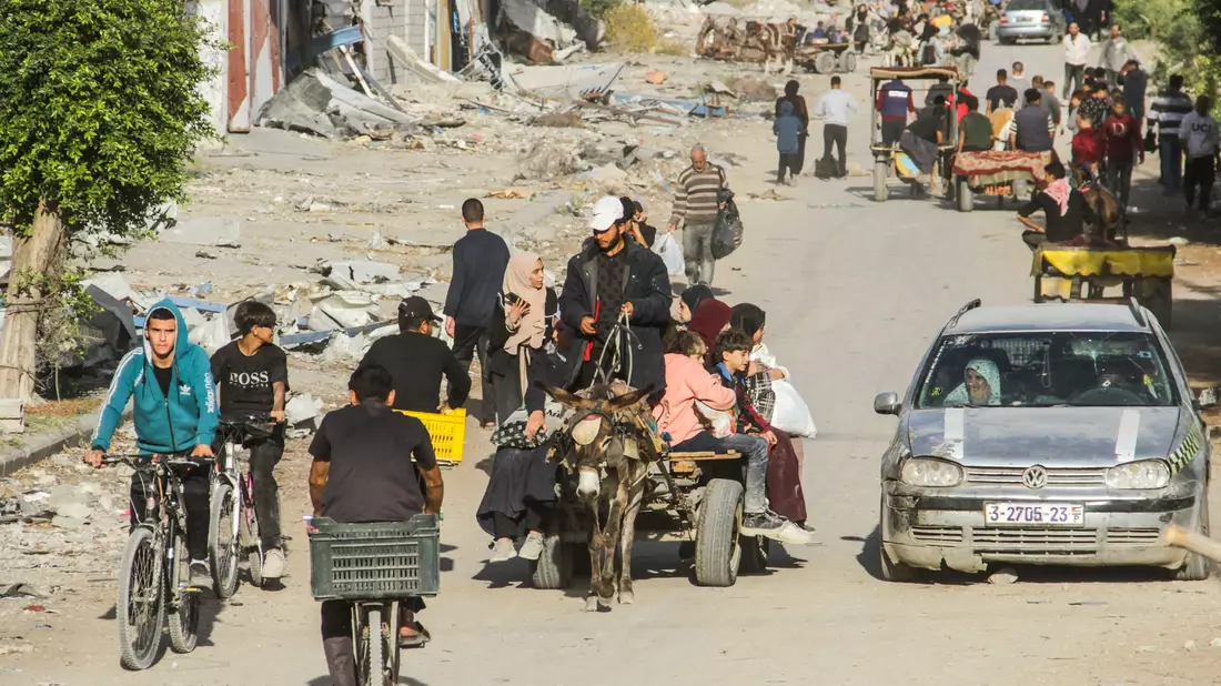 Viele Palästinenser mussten wegen des Krieges fliegen. Israels Art der Kriegsführung steht in der Kritik. - Bild: Mahmoud Issa/SOPA Images via ZUMA Press Wire/dpa