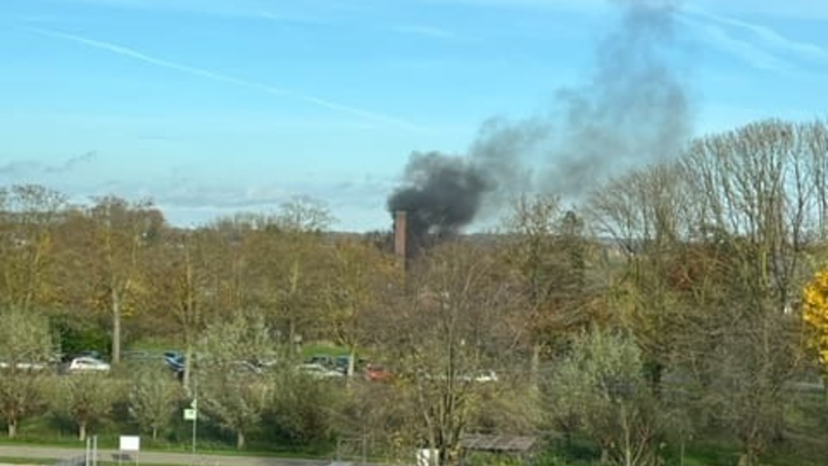 FW Xanten: Rauchsäule sorgt für Feuerwehreinsatz - Foto: presseportal.de