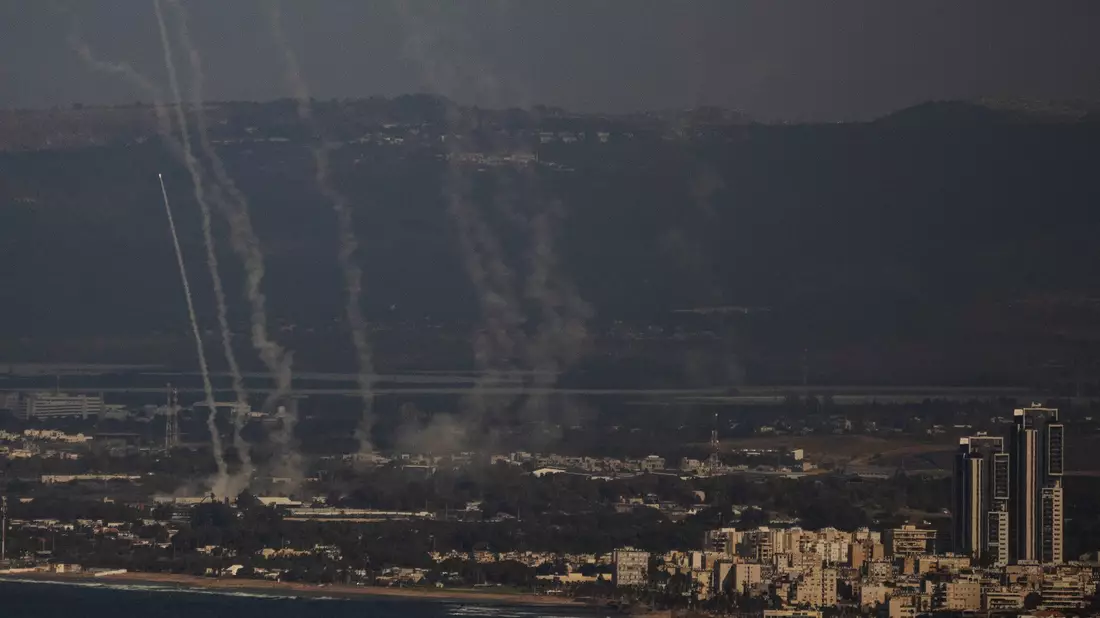 Bei dem Einschlag einer Rakete aus der libanesischen Hisbollah-Miliz östlich der israelischen Hafenstadt Haifa wurde eine Frau getötet.  - Bild: Leo Correa/AP