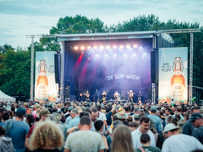 Line-Up des Brass Wiesn Festivals 2025 mit erstklassigen Headlinern: Freitagabend Wanda, Samstagabend Pizzera & Jaus - Foto: presseportal.de