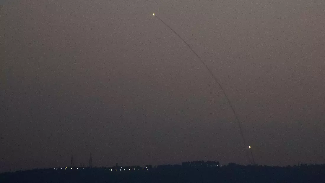 Im Großraum der israelischen Küstenmetropole Tel Aviv wurden fünf Menschen durch einen Raketenangriff der proiranischen Hisbollah-Miliz aus dem Libanon verletzt. (Archivbild) - Bild: Leo Correa/AP/dpa