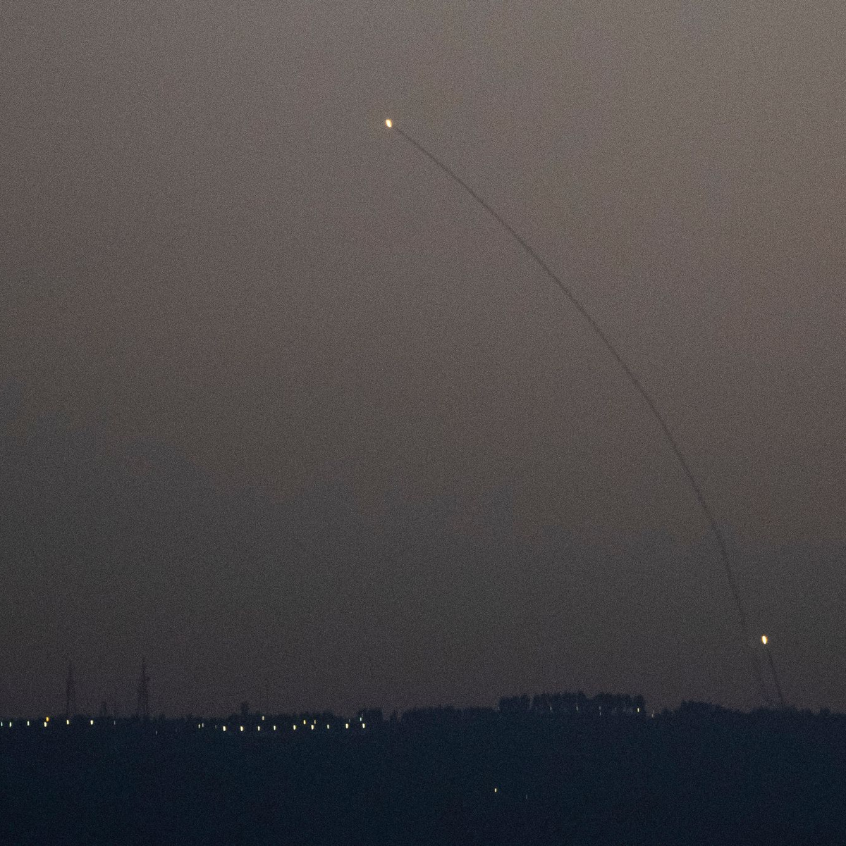 In dem überwiegend von arabischen Israelis bewohnten Ort starb eine Frau durch den Einschlag einer Hisbollah-Rakete. - Foto: Leo Correa/AP/dpa