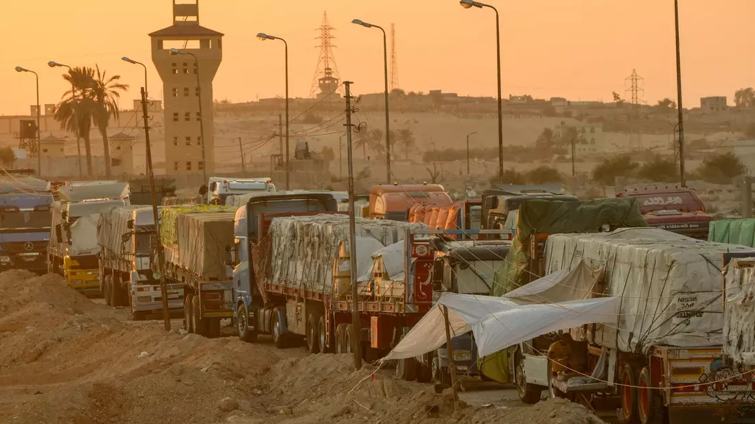 Der Transport von Hilfsgütern zu den notleidenden Menschen im Gazastreifen so wie auf diesem Archiv-Foto vom vergangenen September zu sehen, ist riskant. Nachdem ein Konvoi mit mehr als 100 Lastwagen geplündert wurde, ging die islamistische Hamas Augenzeugenberichten zufolge gegen Plünderer und andere Kriminelle vor. - Bild: Amr Nabil/AP/dpa