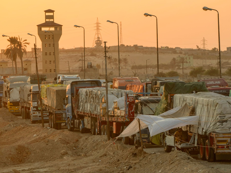 Der Transport von Hilfsgütern zu den notleidenden Menschen im Gazastreifen so wie auf diesem Archiv-Foto vom vergangenen September zu sehen, ist riskant. Nachdem ein Konvoi mit mehr als 100 Lastwagen geplündert wurde, ging die islamistische Hamas Augenzeugenberichten zufolge gegen Plünderer und andere Kriminelle vor. - Foto: Amr Nabil/AP/dpa