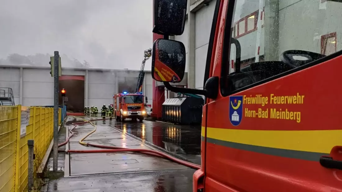 FW Horn-Bad Meinberg: Staubexplosion in Holzheizkraftwerk - Glutnester sorgen für langwierigen Feuerwehreinsatz - Bild: presseportal.de