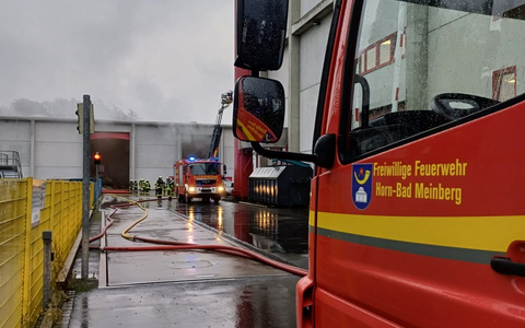 FW Horn-Bad Meinberg: Staubexplosion in Holzheizkraftwerk - Glutnester sorgen für langwierigen Feuerwehreinsatz - Foto: presseportal.de