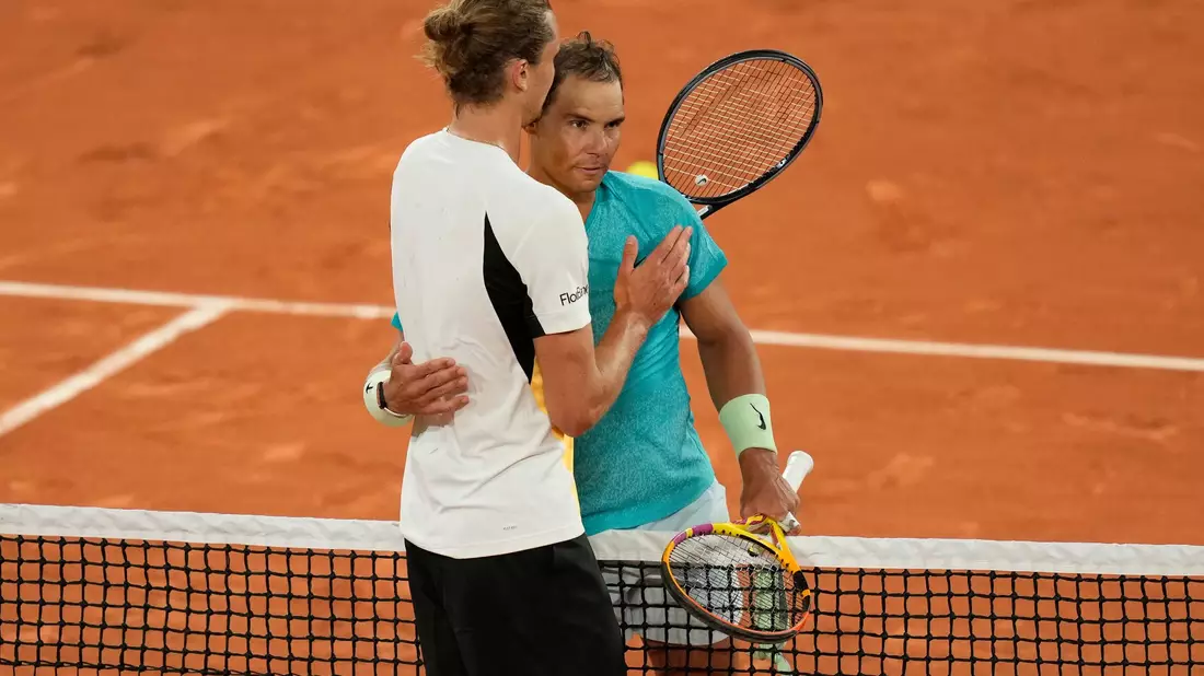 Alexander Zverev (l) besiegte Sandplatzkönig Rafael Nadal im Mai bei dessen letztem Auftritt bei den French Open. - Bild: Thibault Camus/AP/dpa