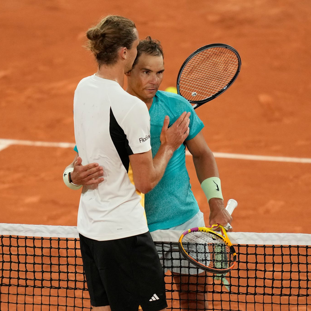 Alexander Zverev (l) besiegte Sandplatzkönig Rafael Nadal im Mai bei dessen letztem Auftritt bei den French Open. - Foto: Thibault Camus/AP/dpa