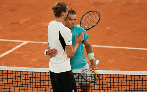 Alexander Zverev (l) besiegte Sandplatzkönig Rafael Nadal im Mai bei dessen letztem Auftritt bei den French Open. - Foto: Thibault Camus/AP/dpa