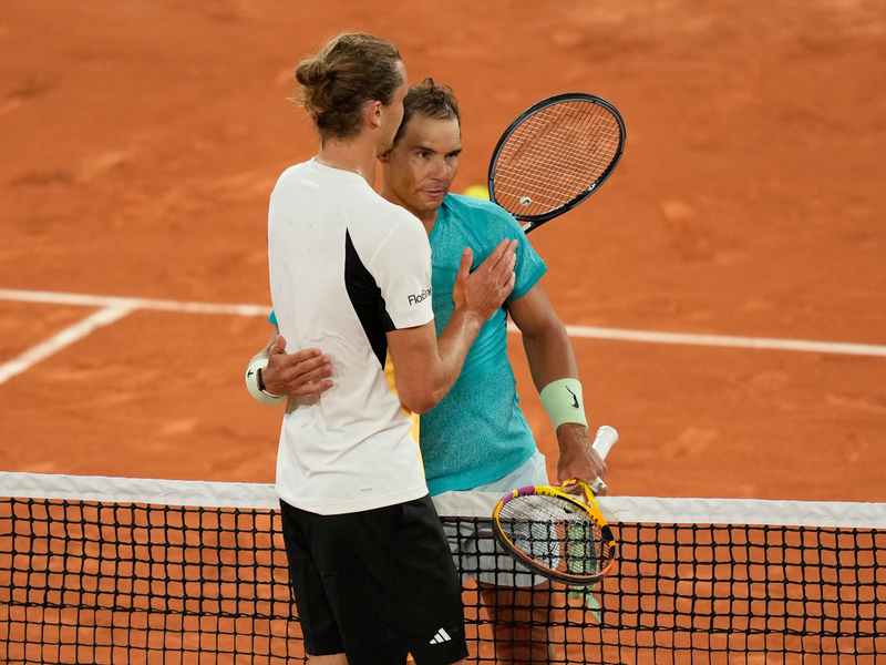 Alexander Zverev (l) besiegte Sandplatzkönig Rafael Nadal im Mai bei dessen letztem Auftritt bei den French Open. - Foto: Thibault Camus/AP/dpa