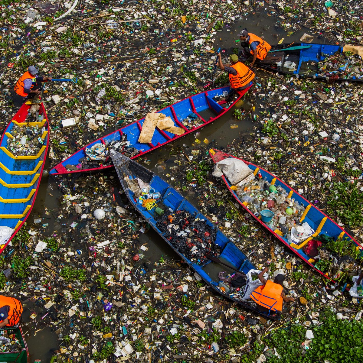 In Ländern wie Indien, wo es oft kein gutes Abfallmanagement gibt, gelangt viel Plastikmüll in die Umwelt. - Foto: Algi Febri Sugita/ZUMA Press Wire/dpa