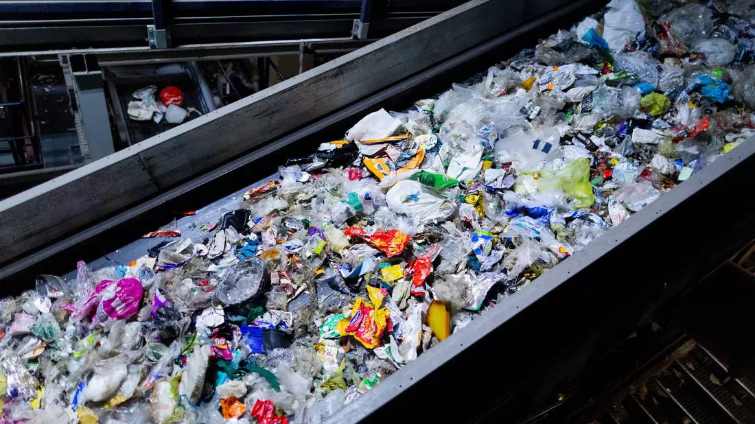 Selbst wenn Plastik gesammelt wird: Es gibt noch nicht die technischen Möglichkeiten haben, diverse Kunststoffe zu recyceln - Bild: Rolf Vennenbernd/dpa