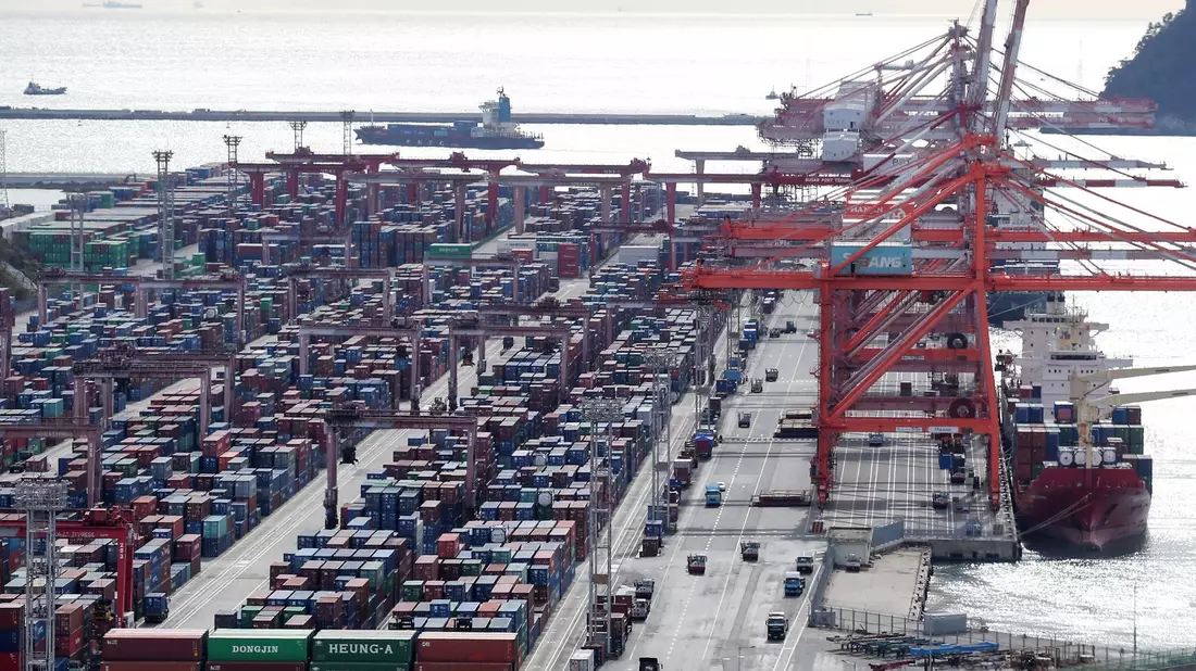 In Busan könnte das UN-Plastikabkommen geschlossen werden. Die Stadt verfügt über einen der wichtigsten Seehäfen in Asien. - Bild: -/YNA/dpa